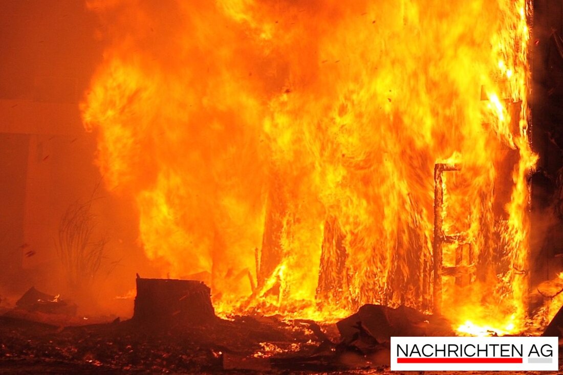 In Hemelingen, Bremen, brach ein Großbrand in einer Lagerhalle aus. Feuerwehr kämpft gegen starke Rauchentwicklung und giftige Dämpfe.