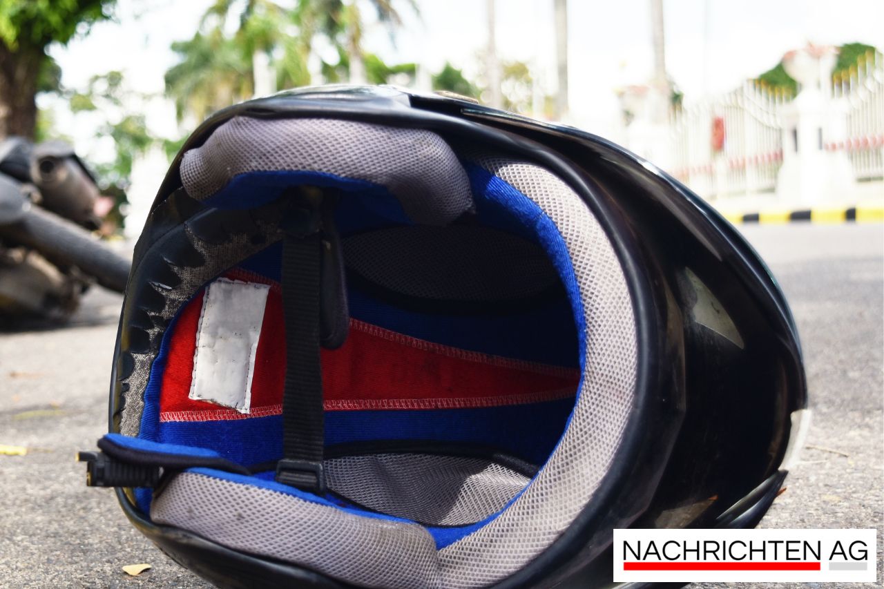 Schwerer Motorradunfall auf A1: Zwei Biker in Klinik, Aufräumarbeiten dauern!